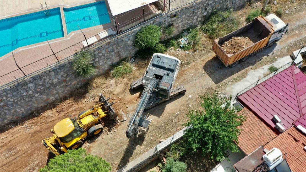 Akbük Mahallesi’nde yol yapım çalışmaları devam ediyor