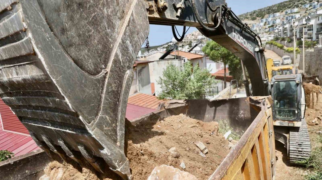 Akbük Mahallesi’nde yol yapım çalışmaları devam ediyor