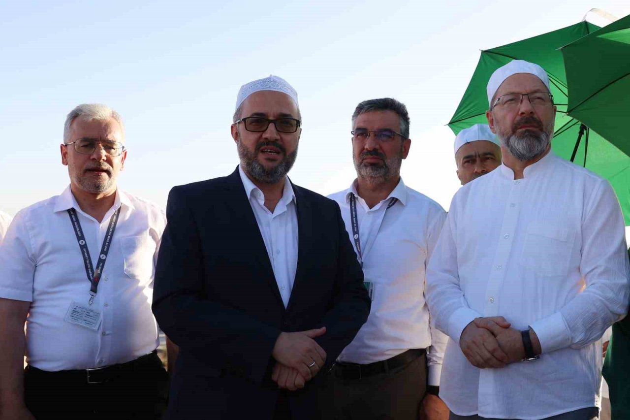 Diyanet İşleri Başkanı Erbaş, Medine’de Türk Hac İşleri Ofisi’ni ziyaret etti