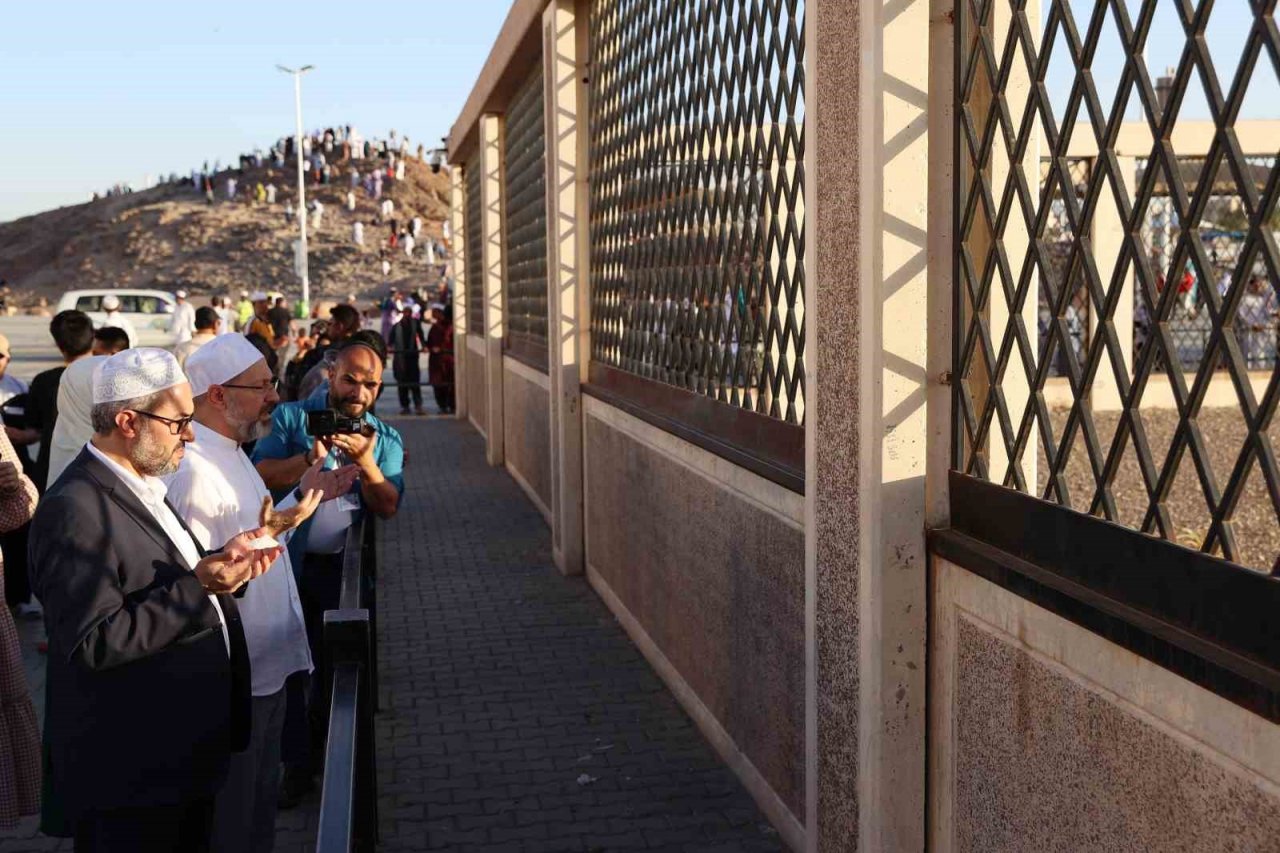 Diyanet İşleri Başkanı Erbaş, Medine’de Türk Hac İşleri Ofisi’ni ziyaret etti