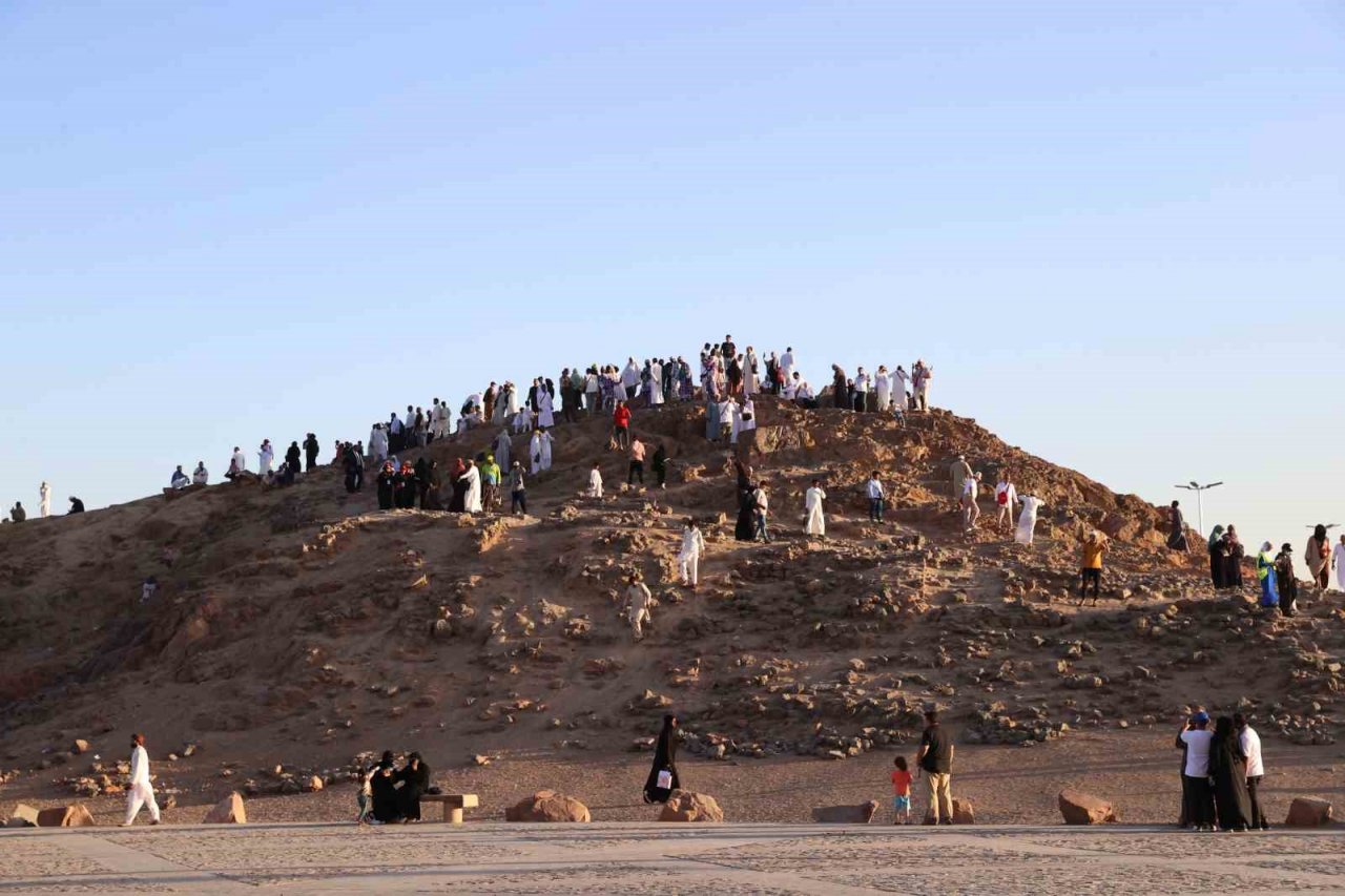 Diyanet İşleri Başkanı Erbaş, Medine’de Türk Hac İşleri Ofisi’ni ziyaret etti