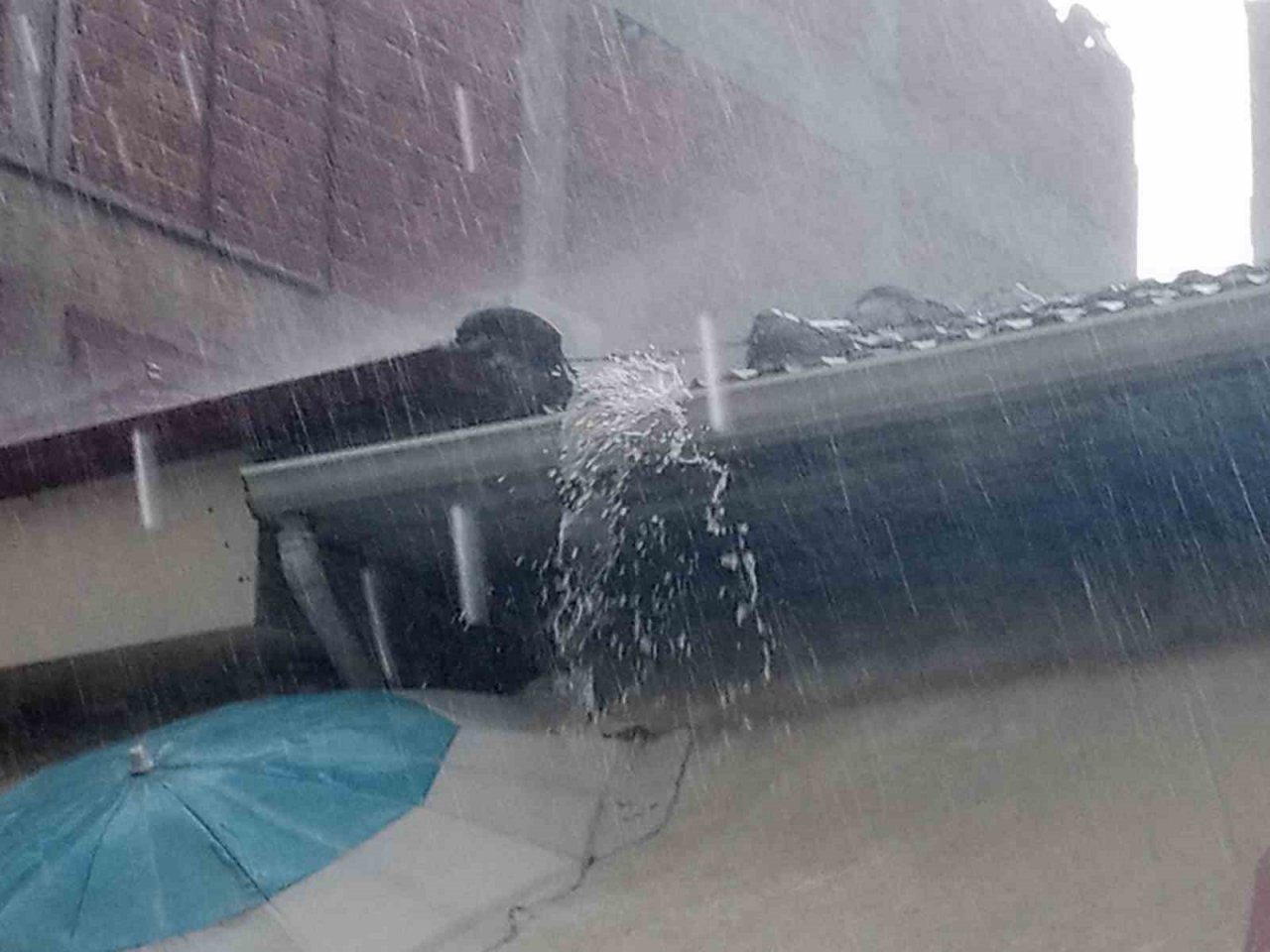 Eskişehir’de aniden bastıran kuvvetli sağanak yağış kentteki yaşamı olumsuz etkiledi