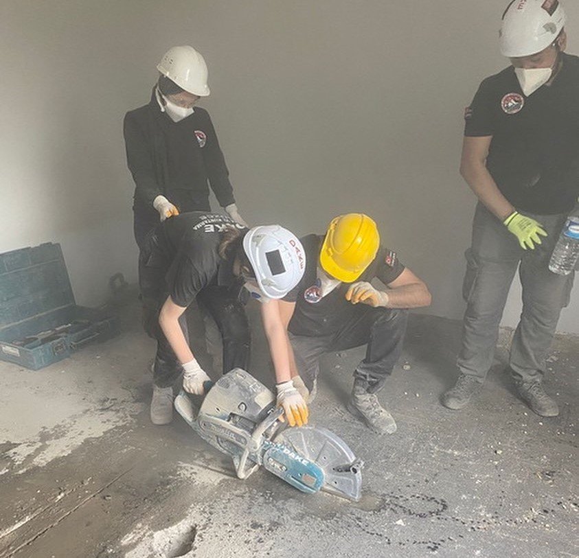 Ağır hasarlı binada kurtarma tatbikatı yaptılar