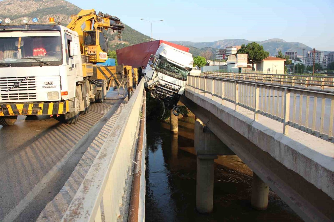 Amasya’da tırı Yeşilırmak’a uçmaktan köprü korkulukları kurtardı