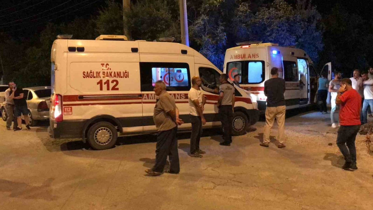 Kum birikintisi ve ağaca çarpan araç yan yattı: 2 yaralı