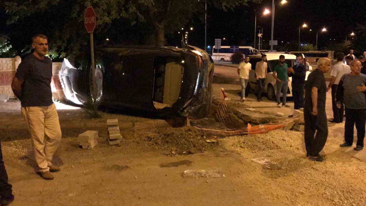 Kum birikintisi ve ağaca çarpan araç yan yattı: 2 yaralı