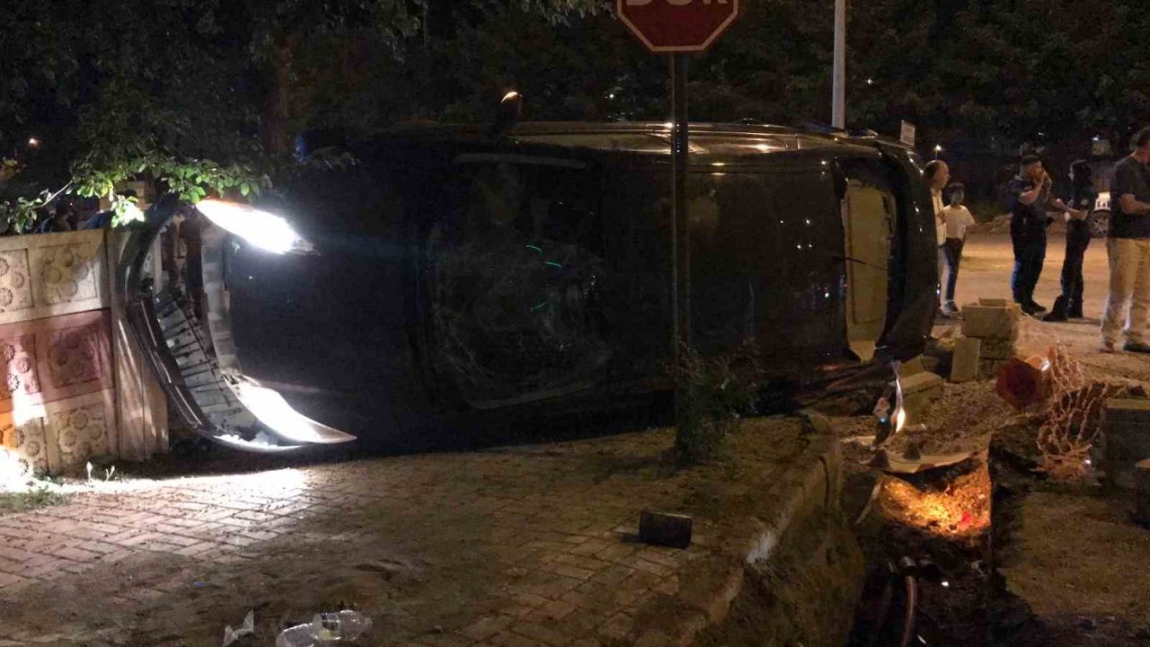 Kum birikintisi ve ağaca çarpan araç yan yattı: 2 yaralı