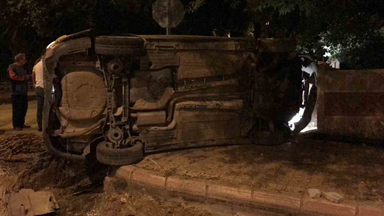 Kum birikintisi ve ağaca çarpan araç yan yattı: 2 yaralı