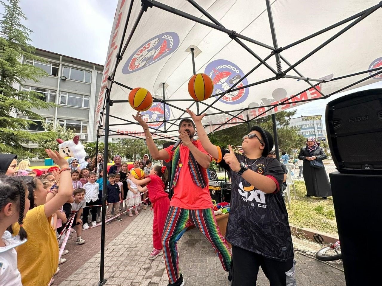 Emet Belediyesi’nden çocuklara karne hediyesi