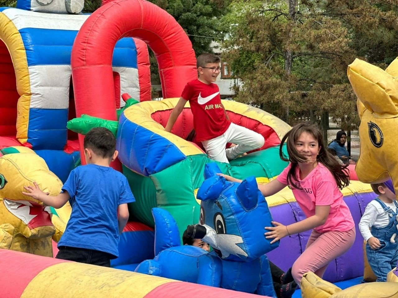 Emet Belediyesi’nden çocuklara karne hediyesi