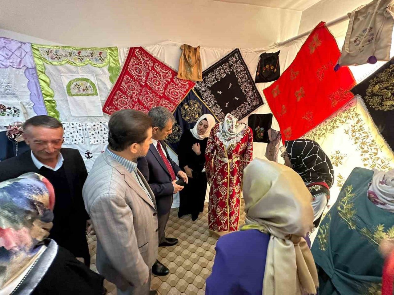 Emet’te biçki dikiş kursu yılsonu sergisi