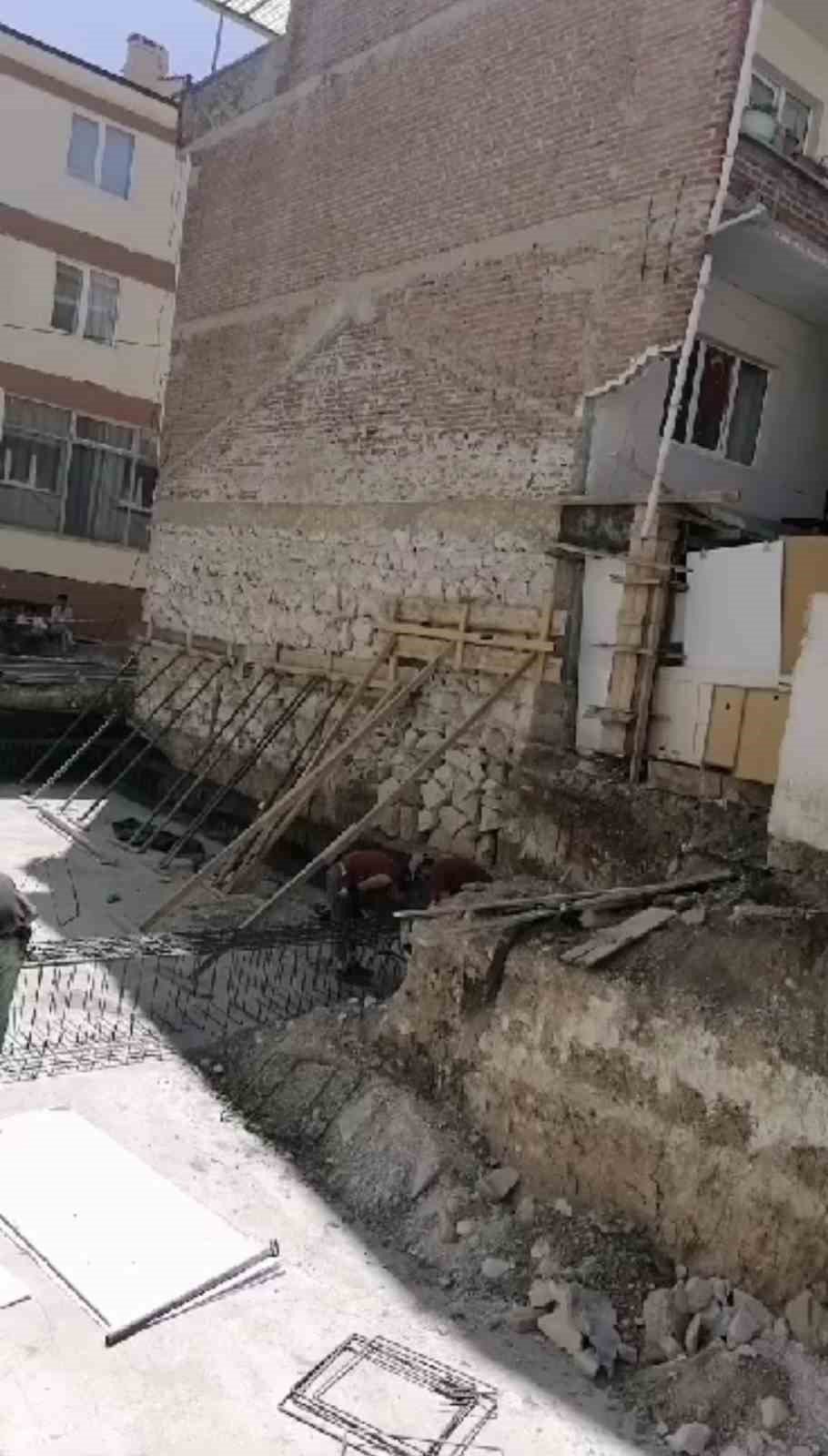 Yıkılan 3 katlı binayı tahtlarla tutmaya çalışmışlar