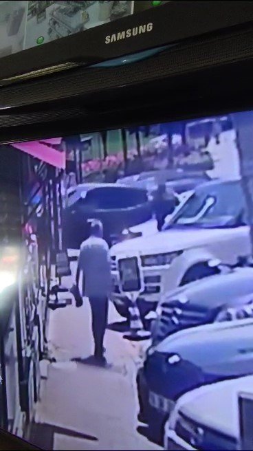 Çekmeköy’de kontrolden çıkan cipin pastaneye daldığı anlar kameraya yansıdı