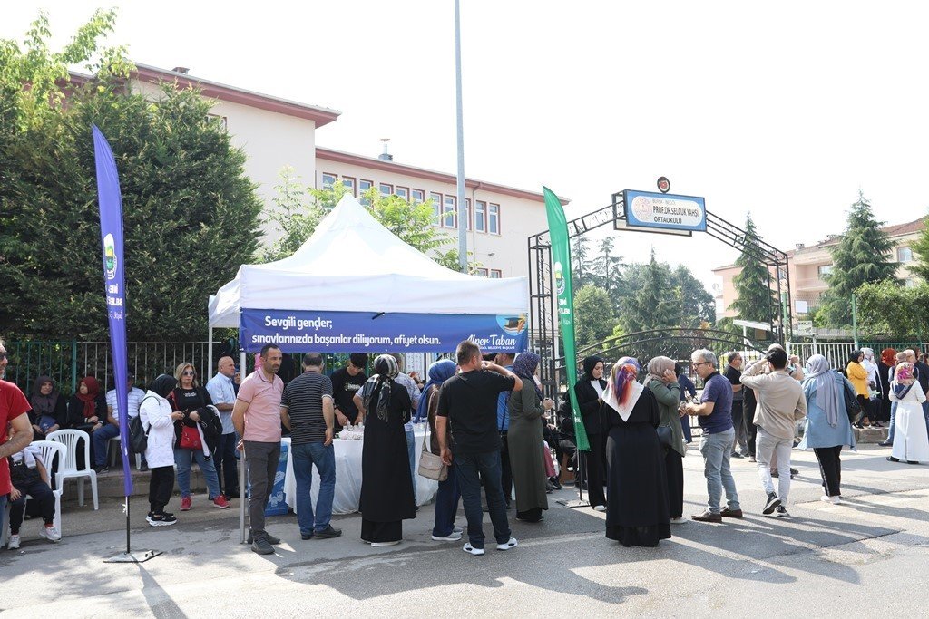İnegöl Belediyesi YKS sınavında öğrencileri ve aileleri yalnız bırakmadı
