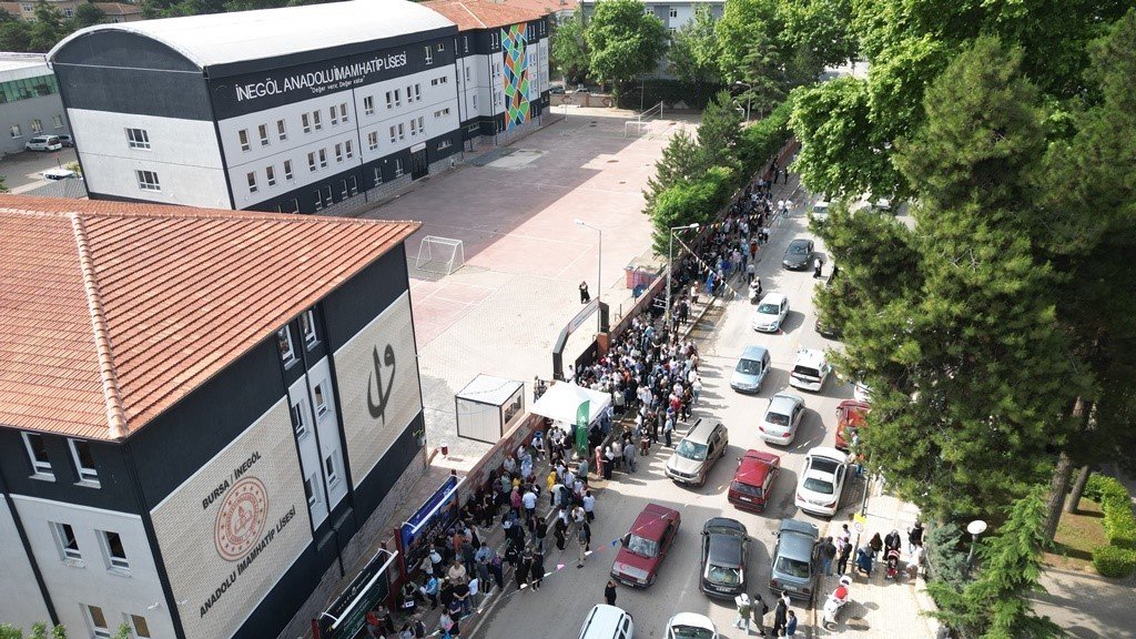 İnegöl Belediyesi YKS sınavında öğrencileri ve aileleri yalnız bırakmadı