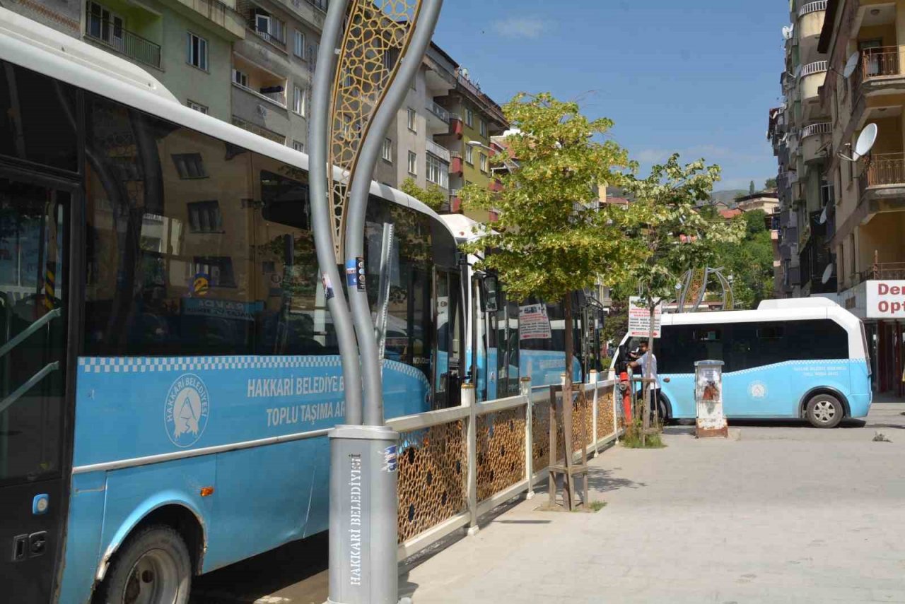 Hakkari Belediyesi YKS adalarını ücretsiz taşıdı