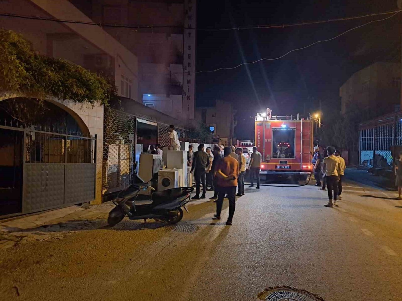 Beyaz eşya dükkanında çıkan yangın büyümeden söndürüldü