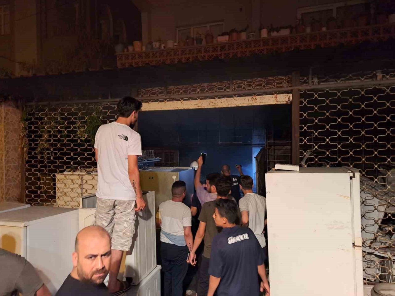 Beyaz eşya dükkanında çıkan yangın büyümeden söndürüldü