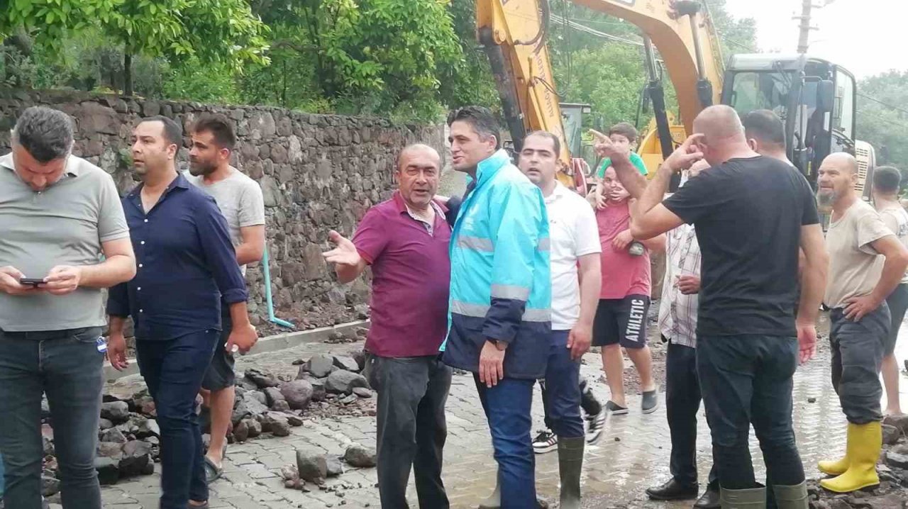 Aliağa’yı sağanak vurdu: Taşan dere eski köprüyü yıktı