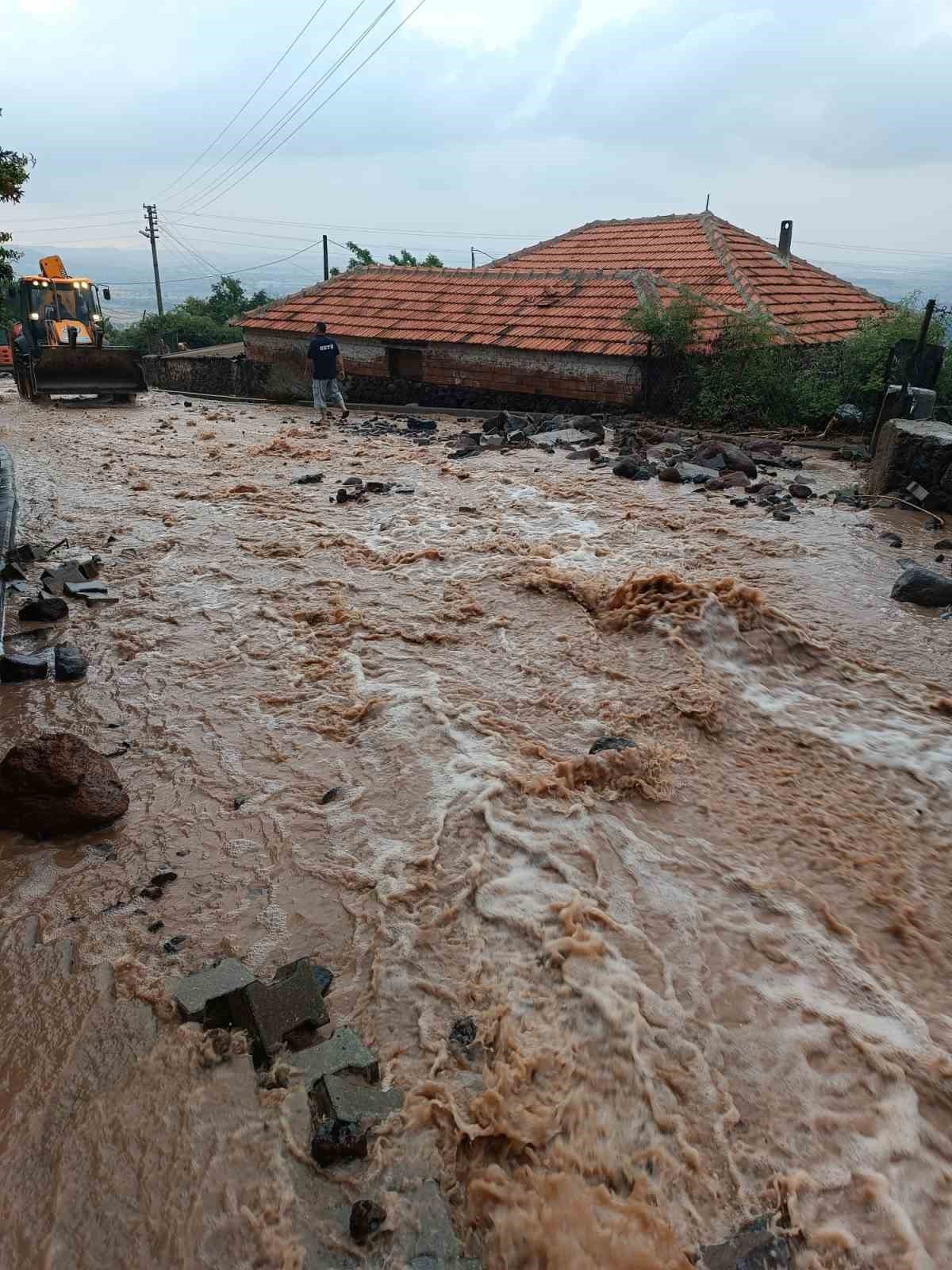 Aliağa’yı sağanak vurdu: Taşan dere eski köprüyü yıktı