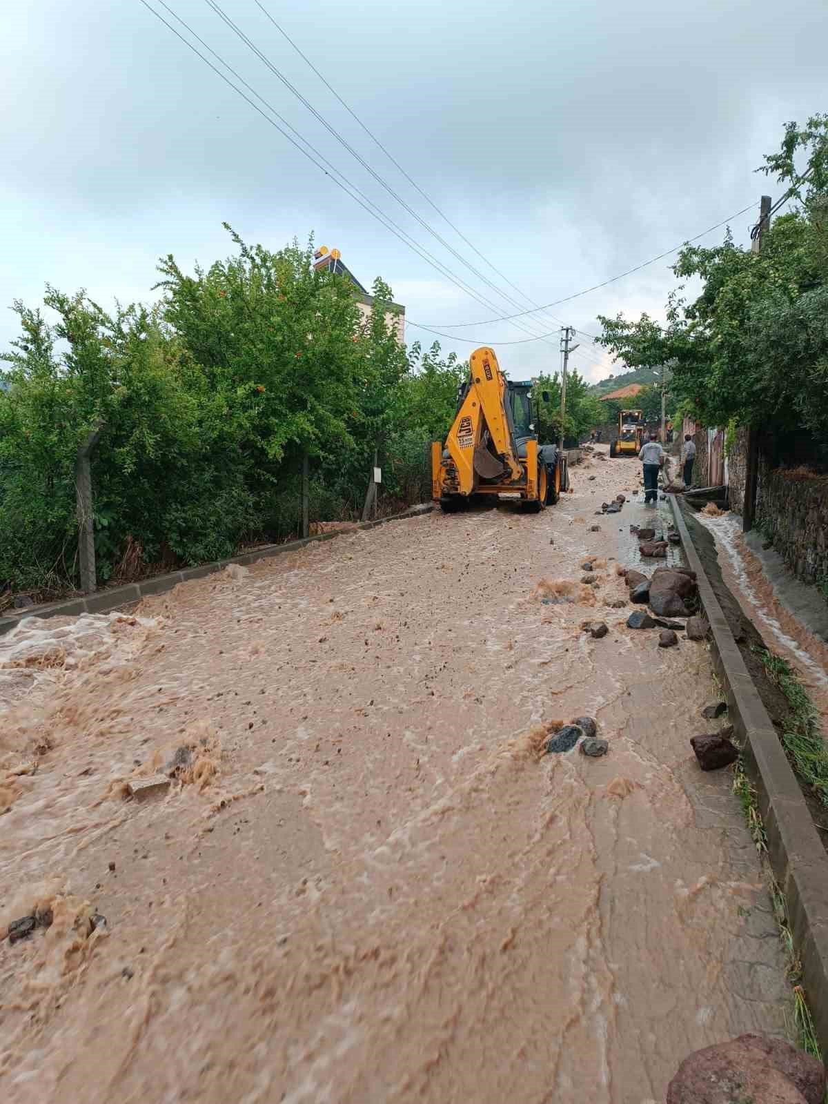 Aliağa’yı sağanak vurdu: Taşan dere eski köprüyü yıktı