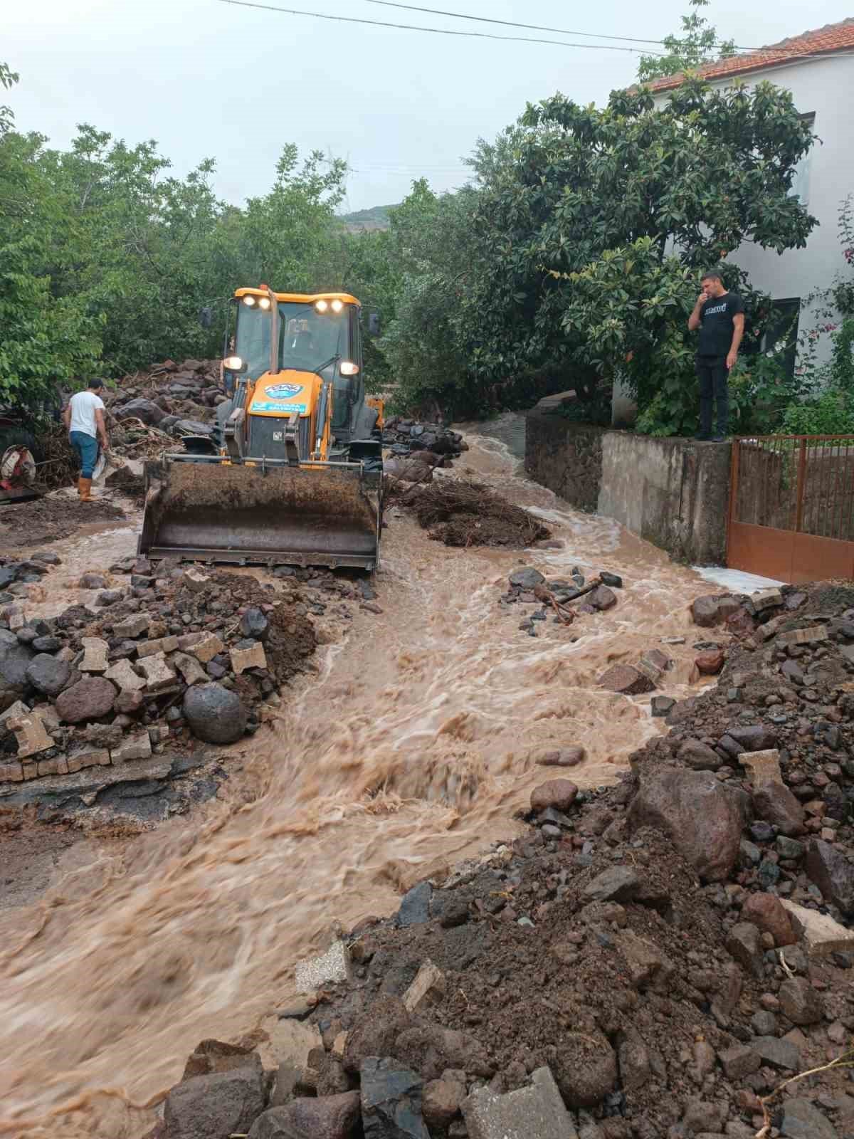 Aliağa’yı sağanak vurdu: Taşan dere eski köprüyü yıktı