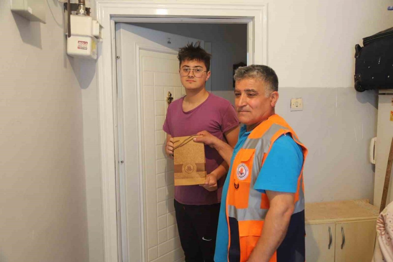 Kağıthane Belediyesinden YKS sınavı öncesi öğrencilere moral hediyesi