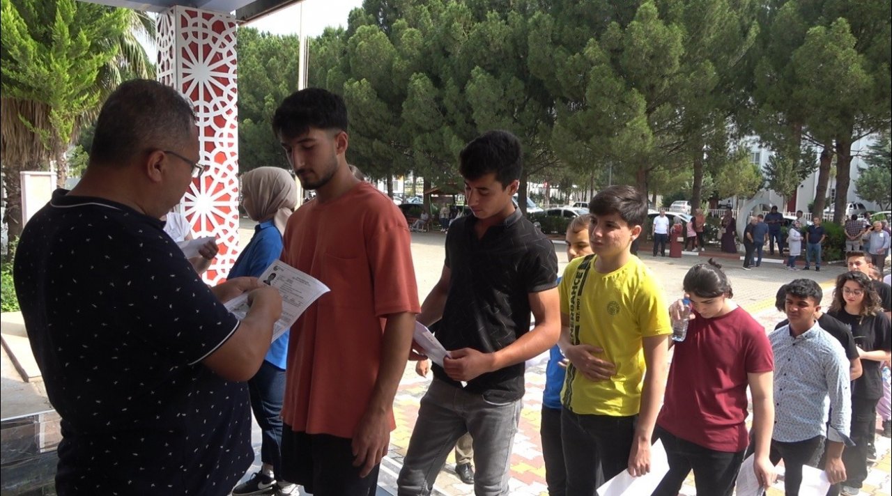 Deprem bölgesi Osmaniye’de öğrencilerin YKS heyecanı