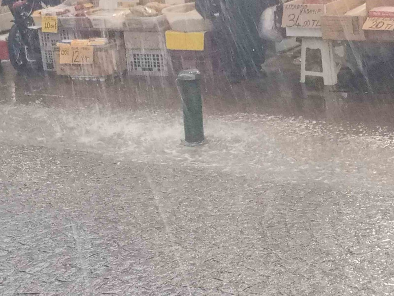 Eskişehir’de aniden bastıran kuvvetli sağanak yağış kentteki yaşamı olumsuz etkiledi