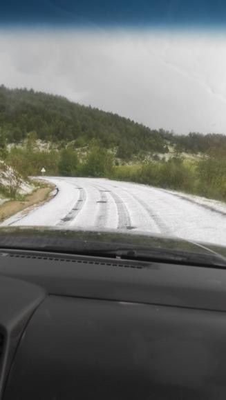 Yaz ayında dolu yağışı kıştan kalma görüntü ortaya çıkardı