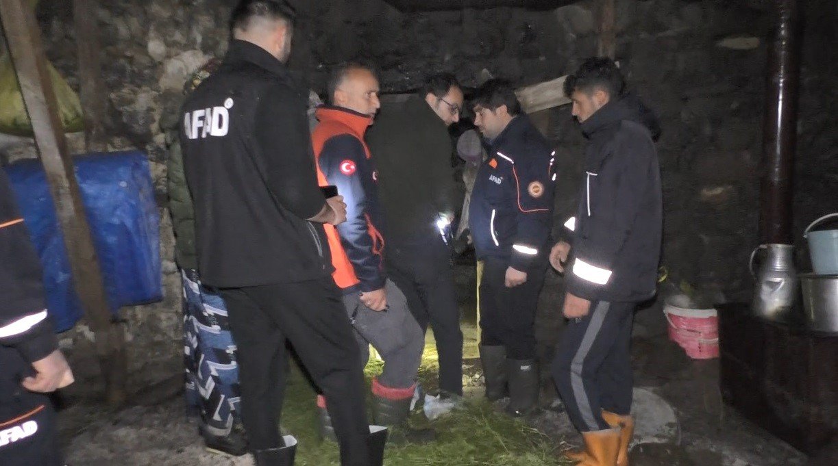 Kars’ta bir köyü sel vurdu, 10 ev selden zarar gördü