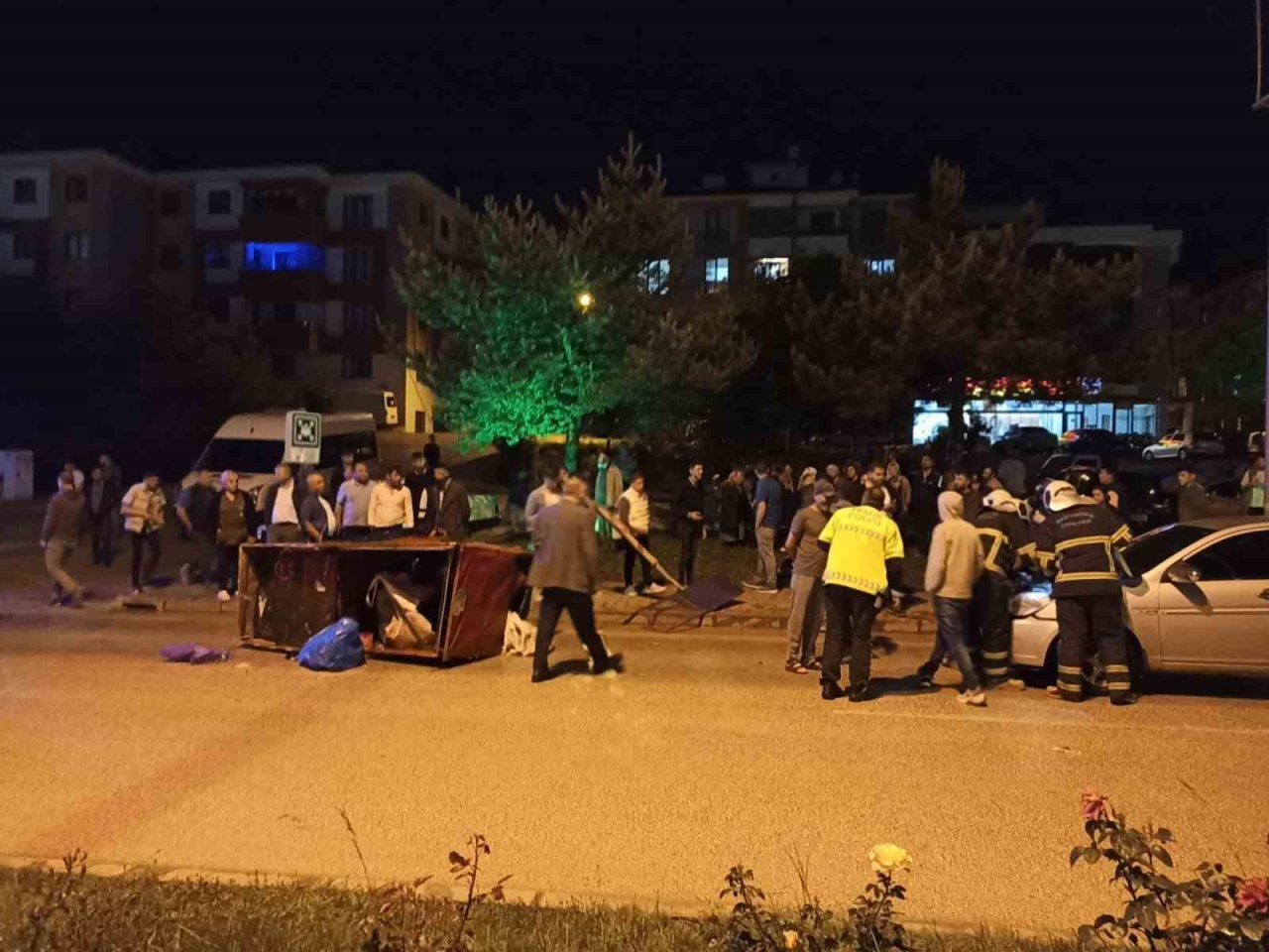 Atık toplama aracı otomobil ile çarpıştı: 4 yaralı