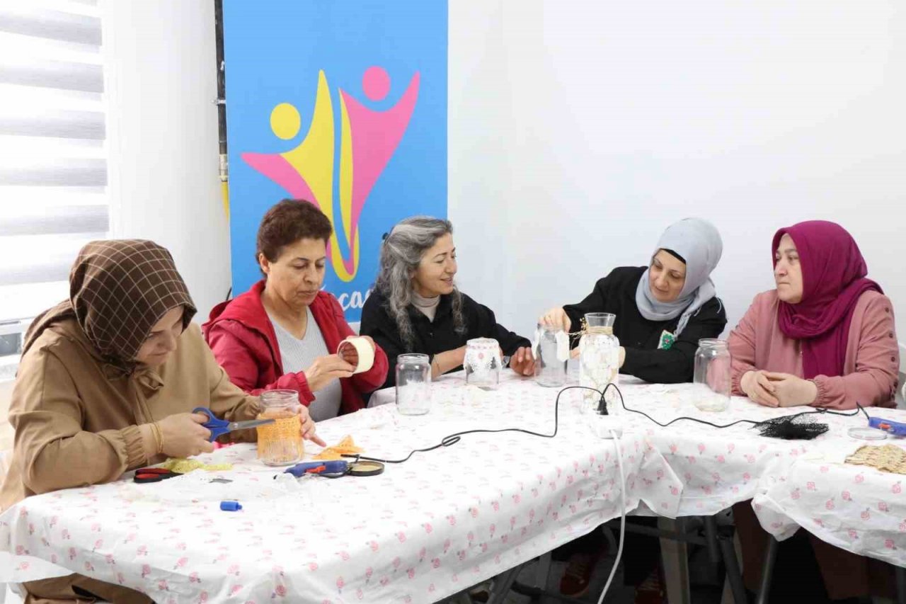 Atık malzemeler bu ellerde hayat buluyor