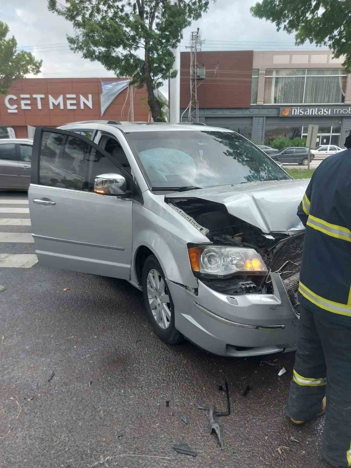 Kütahya’da otomobiller çarpıştı: 2 yaralı
