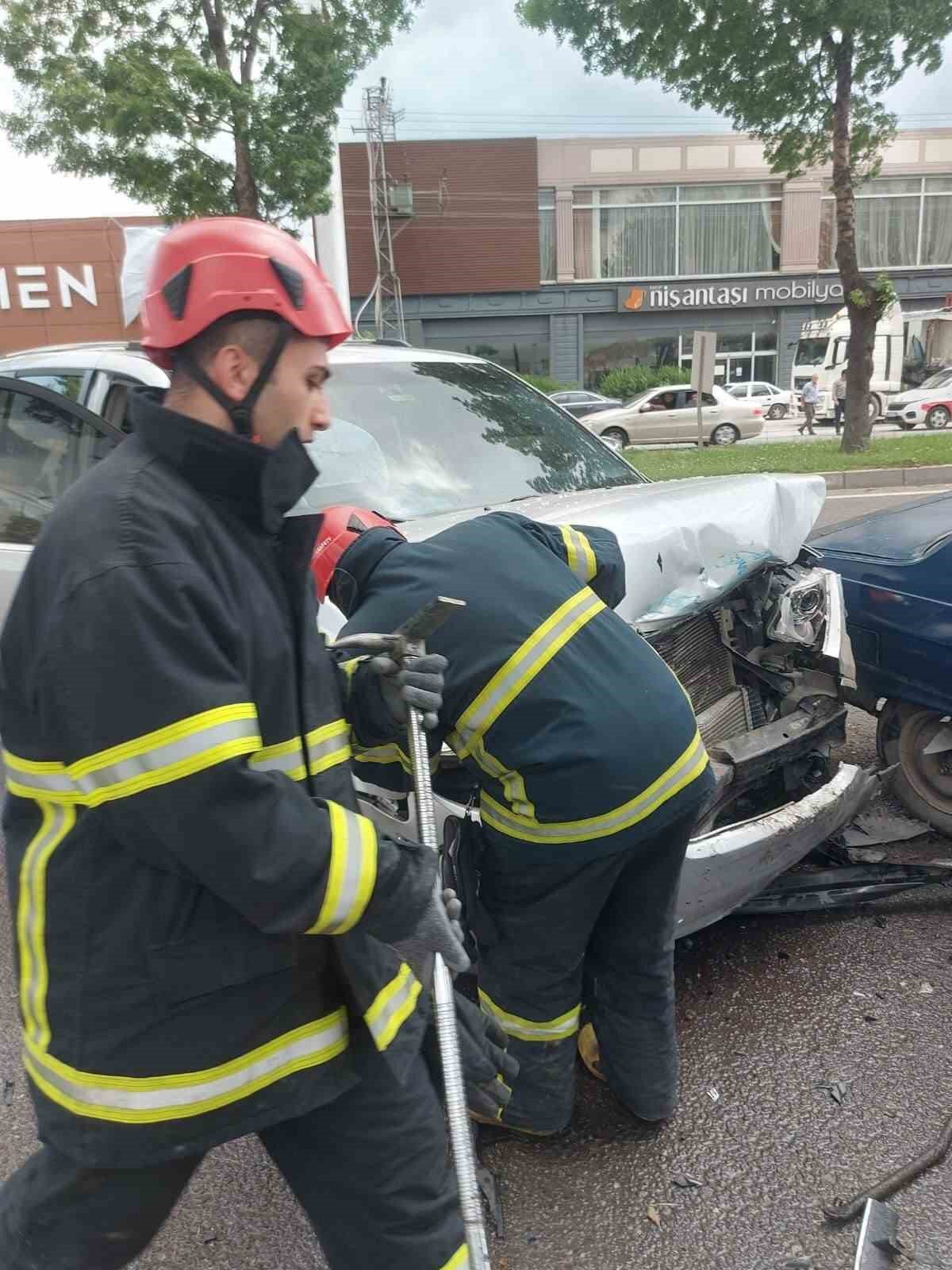 Kütahya’da otomobiller çarpıştı: 2 yaralı