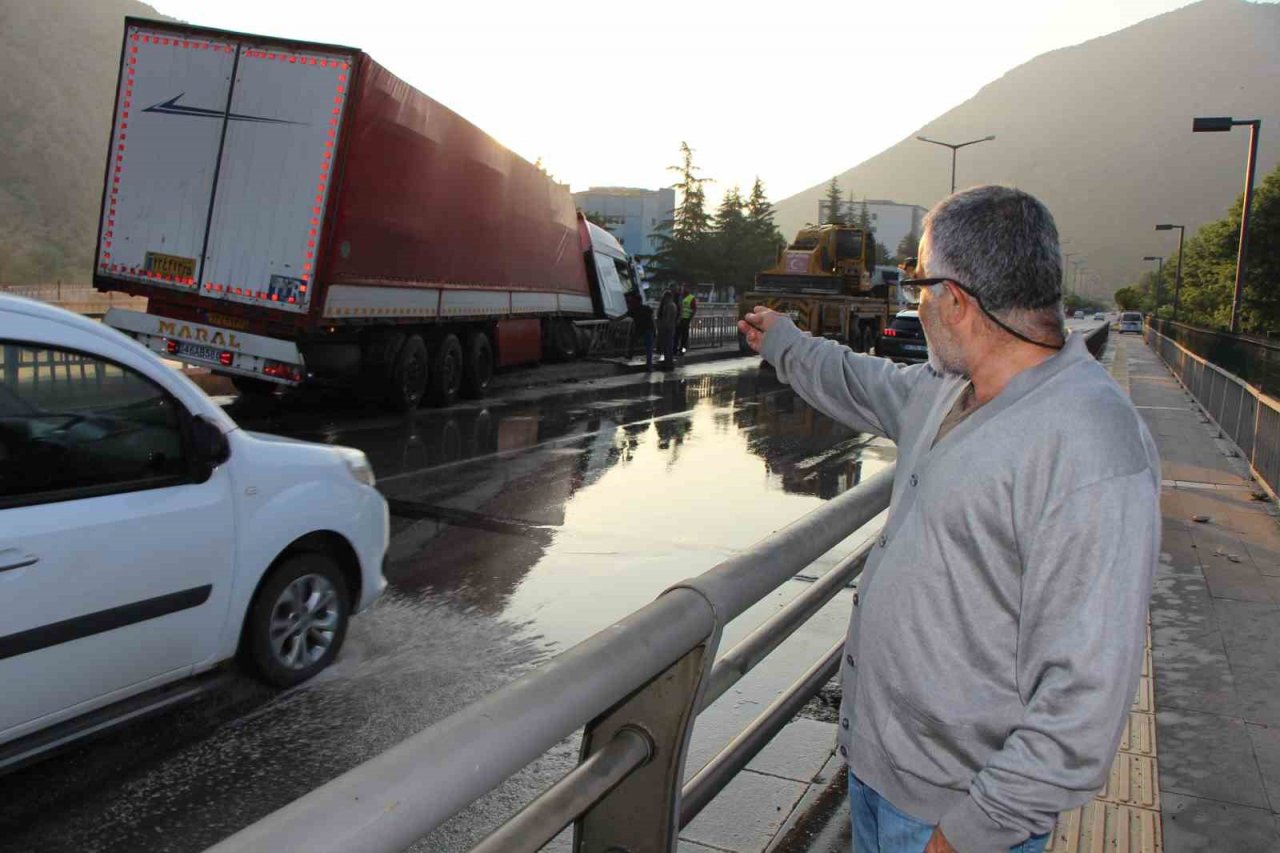 Amasya’da tırı Yeşilırmak’a uçmaktan köprü korkulukları kurtardı