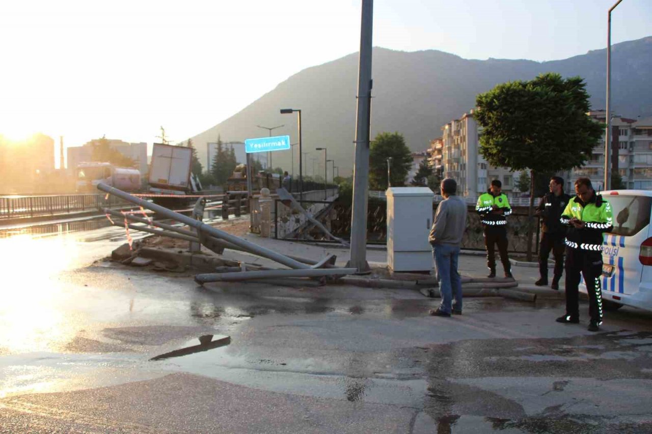 Amasya’da tırı Yeşilırmak’a uçmaktan köprü korkulukları kurtardı