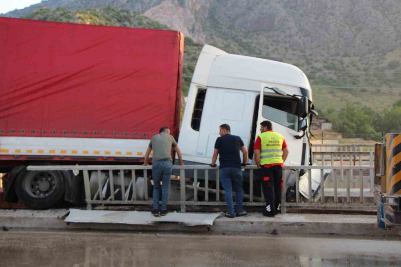 Amasya’da tırı Yeşilırmak’a uçmaktan köprü korkulukları kurtardı