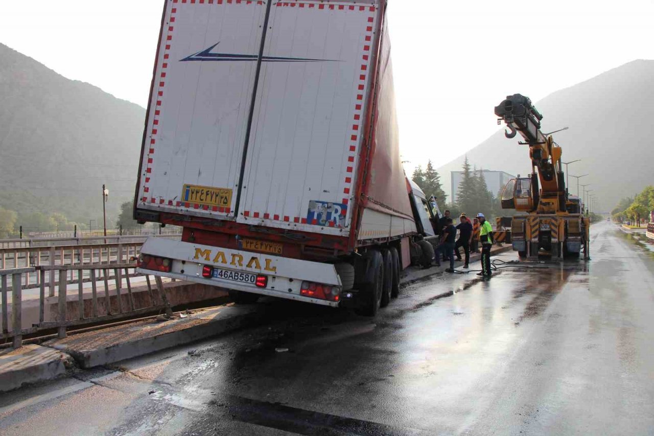 Amasya’da tırı Yeşilırmak’a uçmaktan köprü korkulukları kurtardı