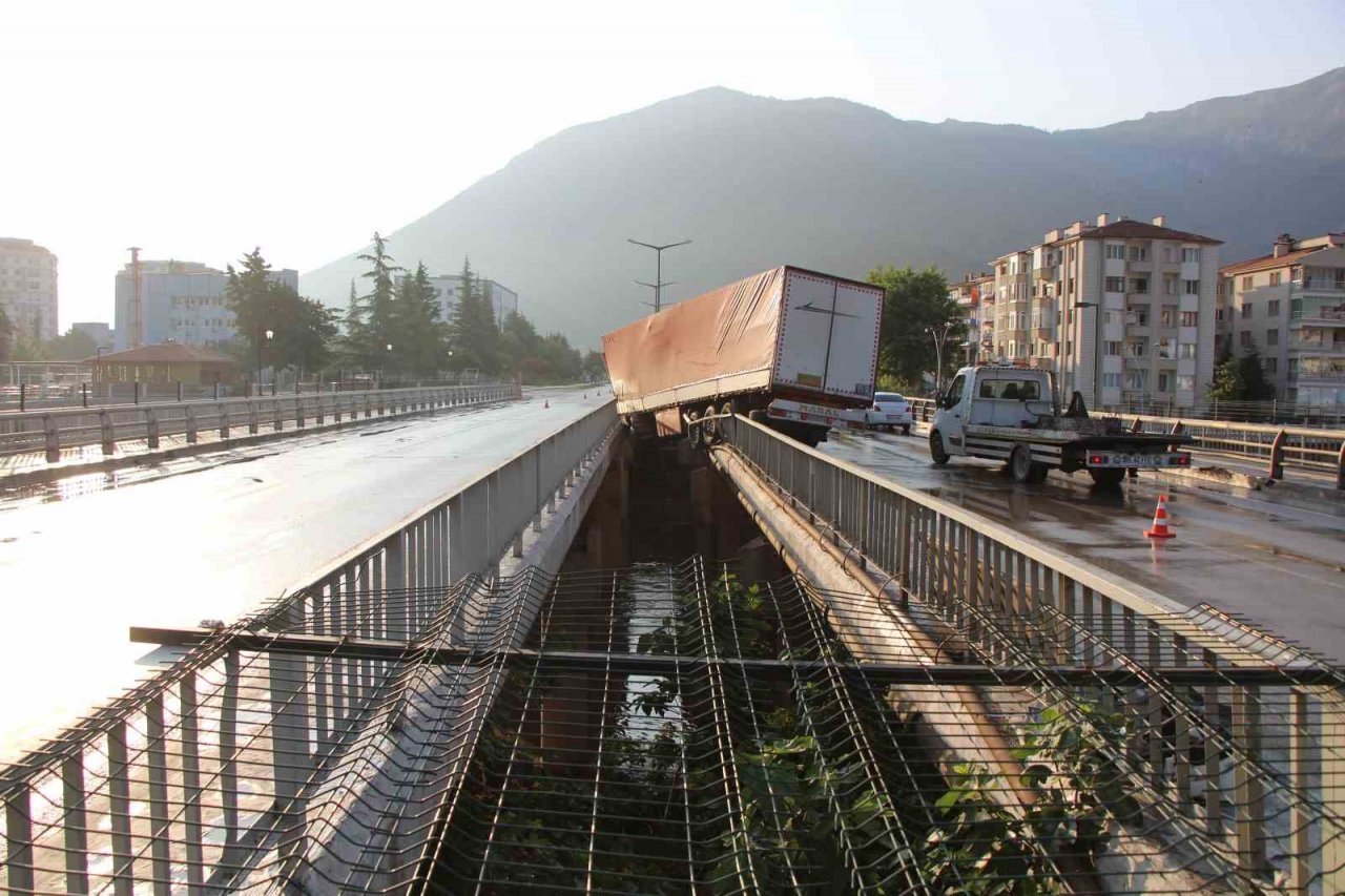 Amasya’da tırı Yeşilırmak’a uçmaktan köprü korkulukları kurtardı