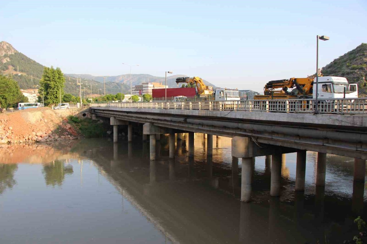 Amasya’da tırı Yeşilırmak’a uçmaktan köprü korkulukları kurtardı