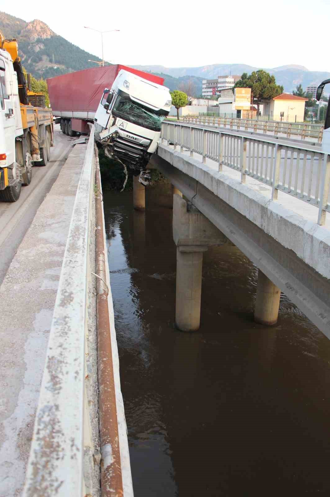Amasya’da tırı Yeşilırmak’a uçmaktan köprü korkulukları kurtardı