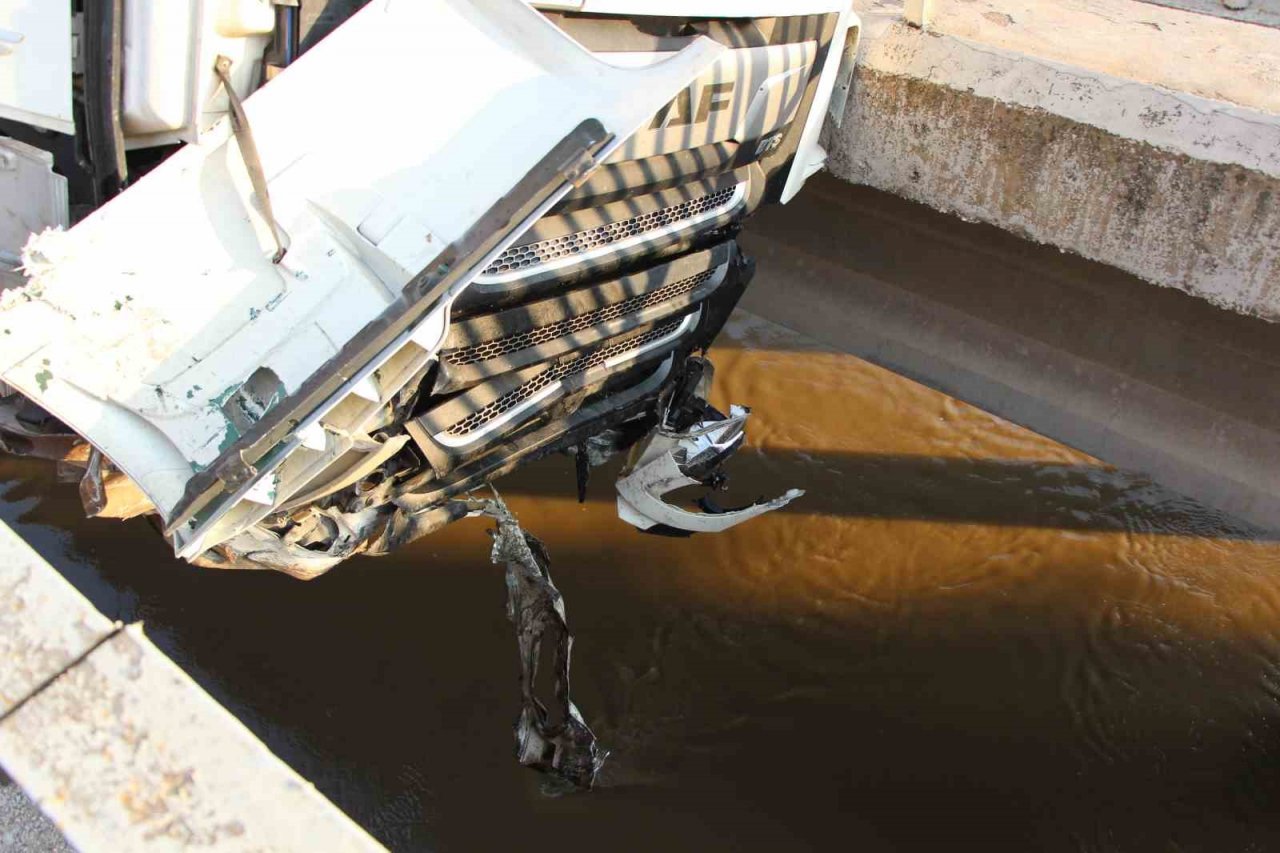 Amasya’da tırı Yeşilırmak’a uçmaktan köprü korkulukları kurtardı
