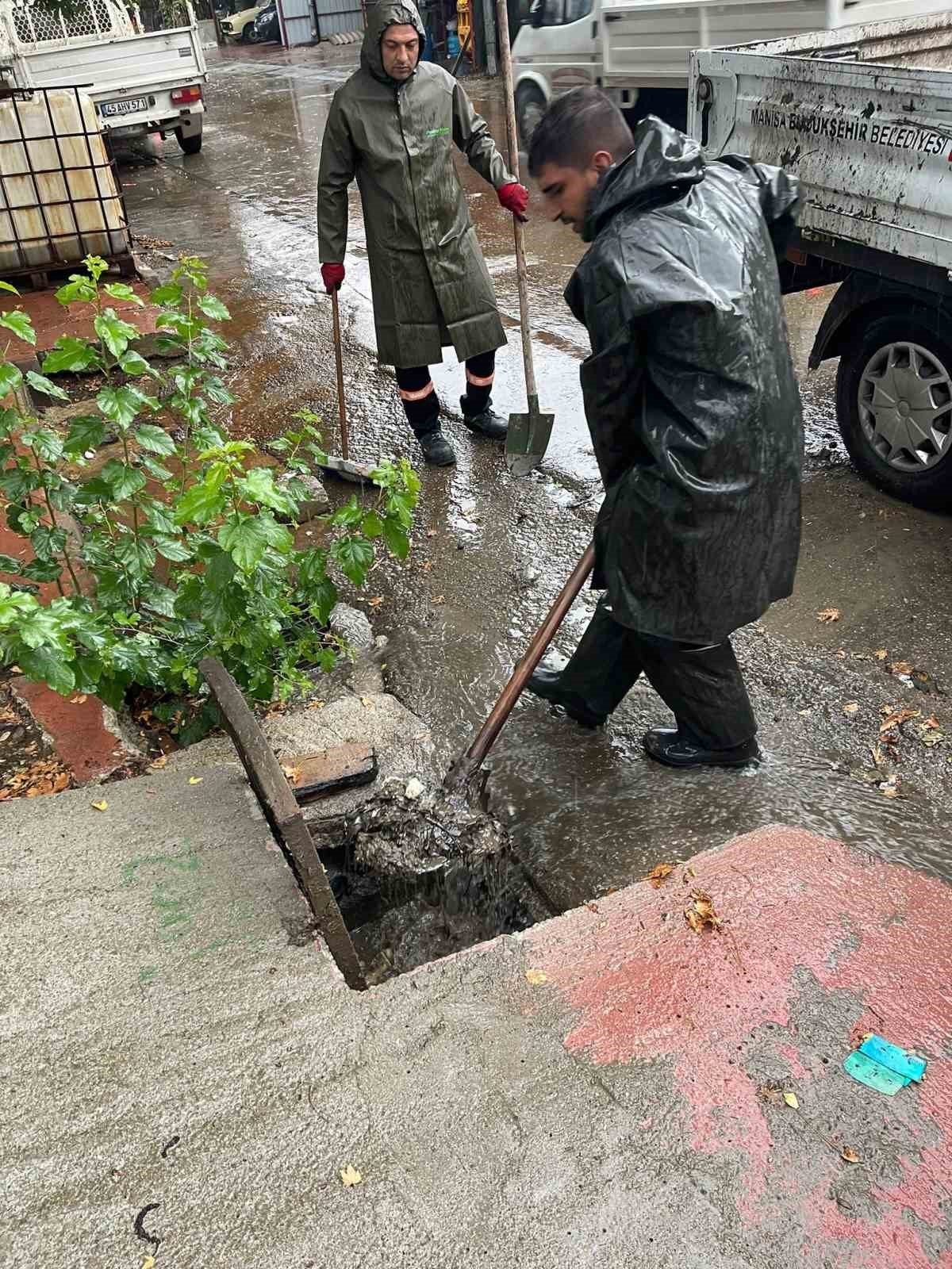 MASKİ sağanak yağış uyarısı sonrasında tüm ekipleri ile sahada