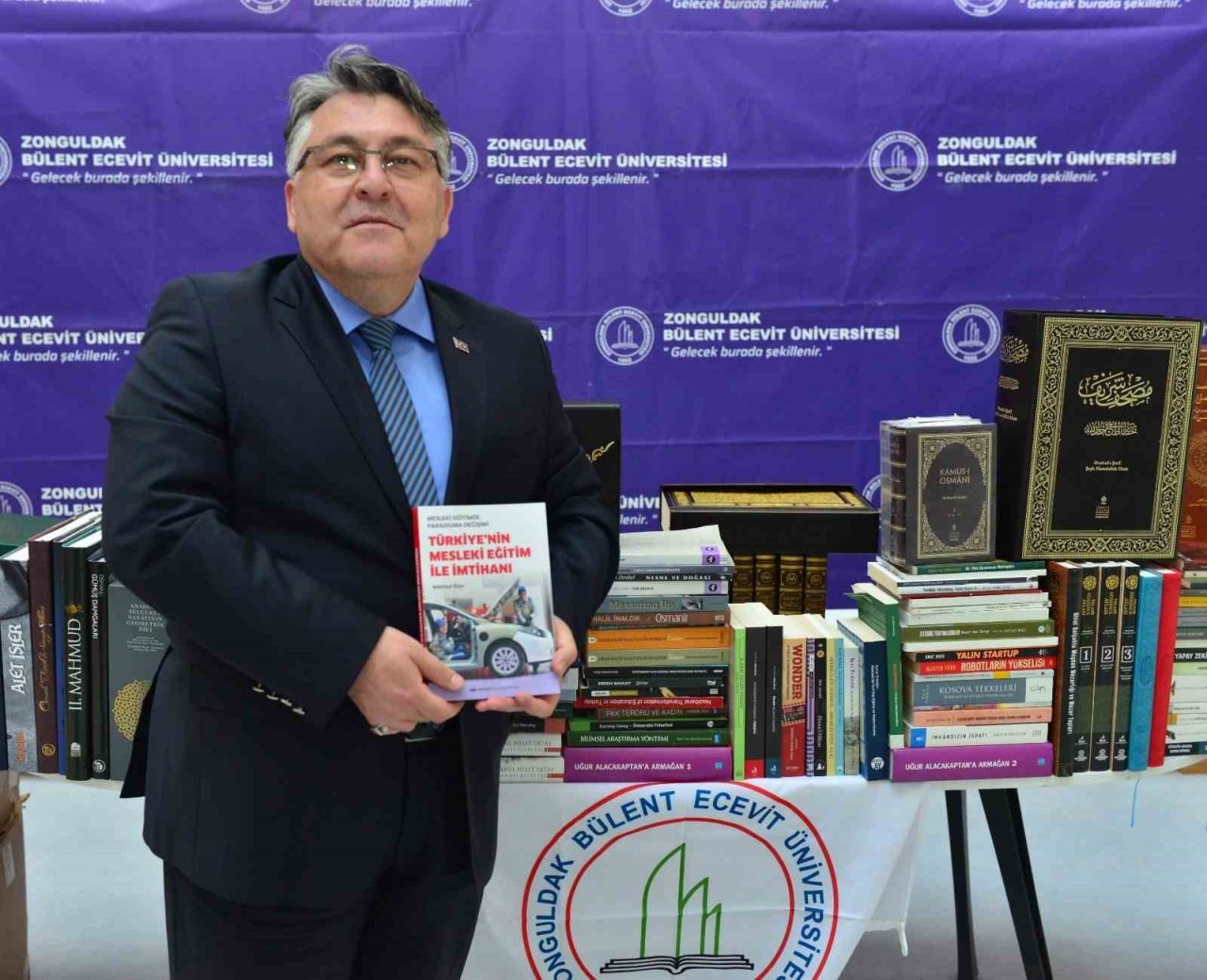 Özer, ZBEÜ kütüphanesine kitap bağışında bulundu