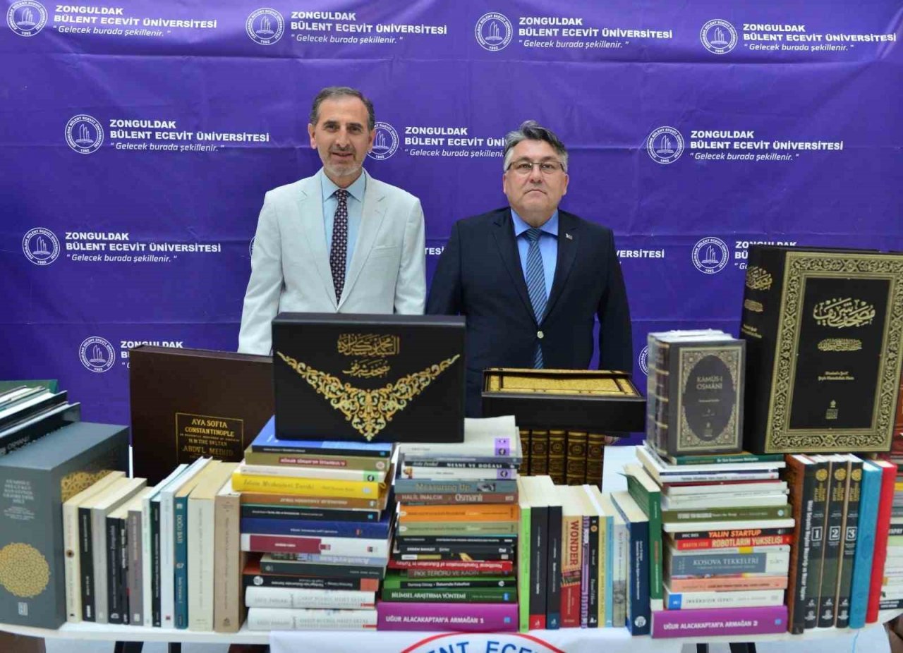 Özer, ZBEÜ kütüphanesine kitap bağışında bulundu