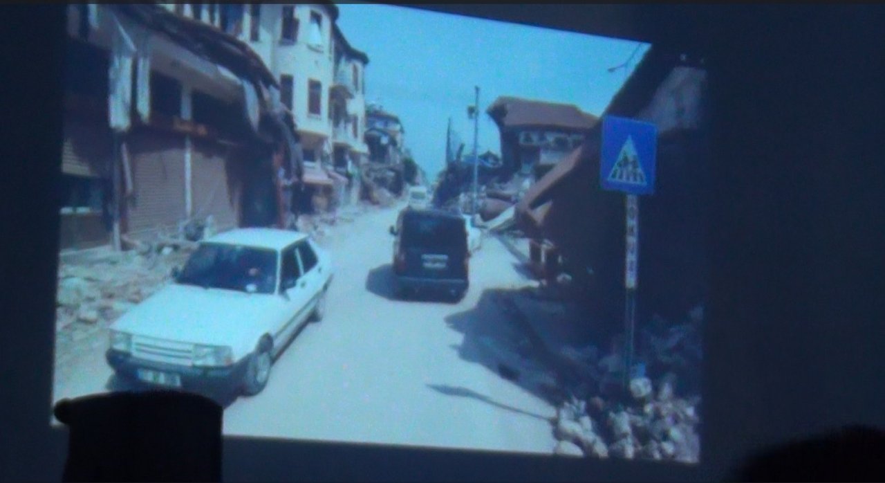 Depremin izleri 11 boş çerçeveyle anlatıldı