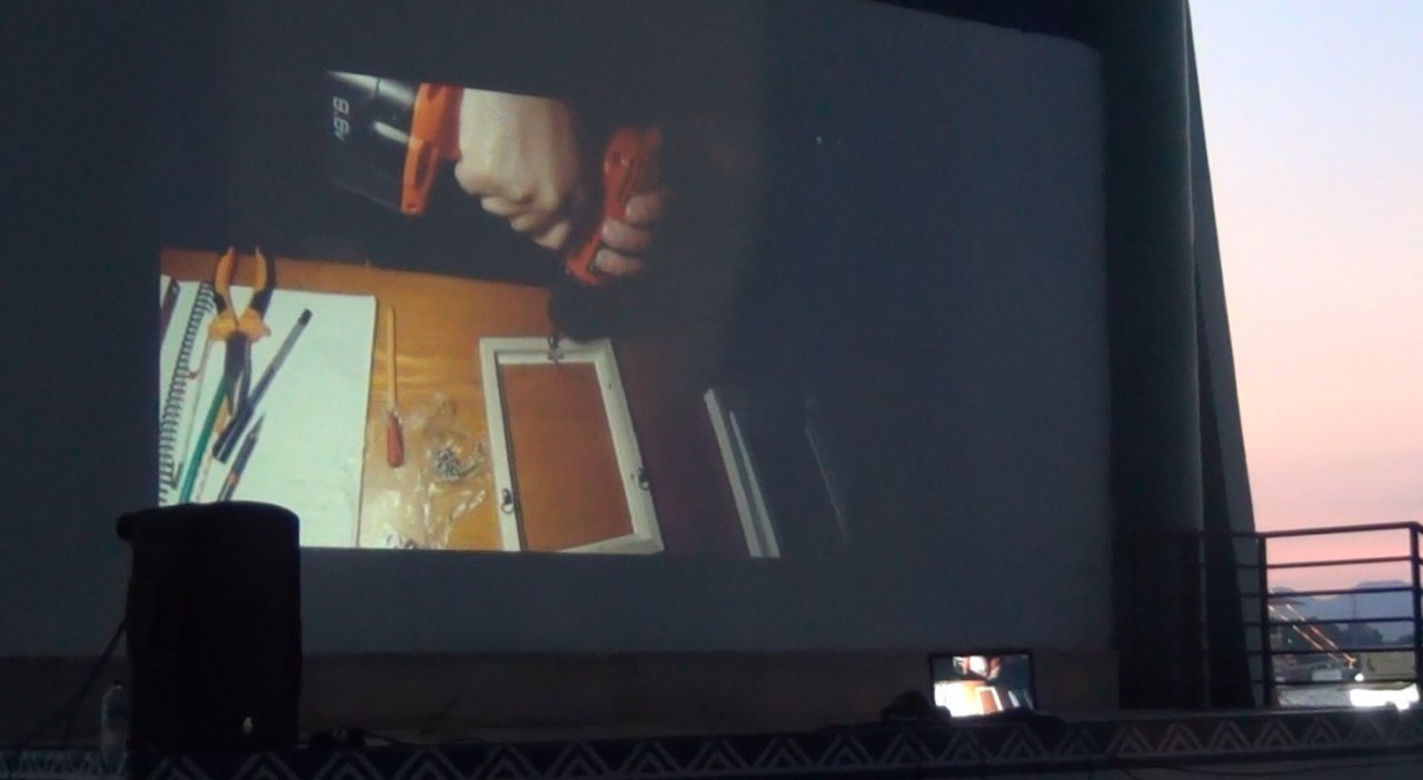 Depremin izleri 11 boş çerçeveyle anlatıldı