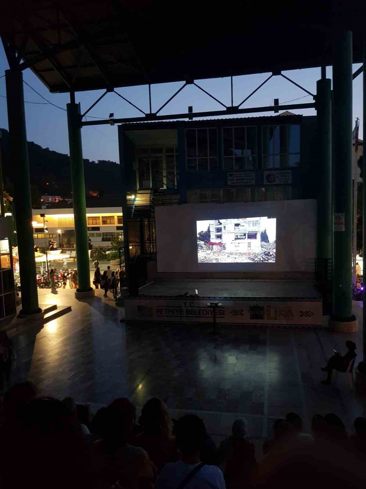 Depremin izleri 11 boş çerçeveyle anlatıldı