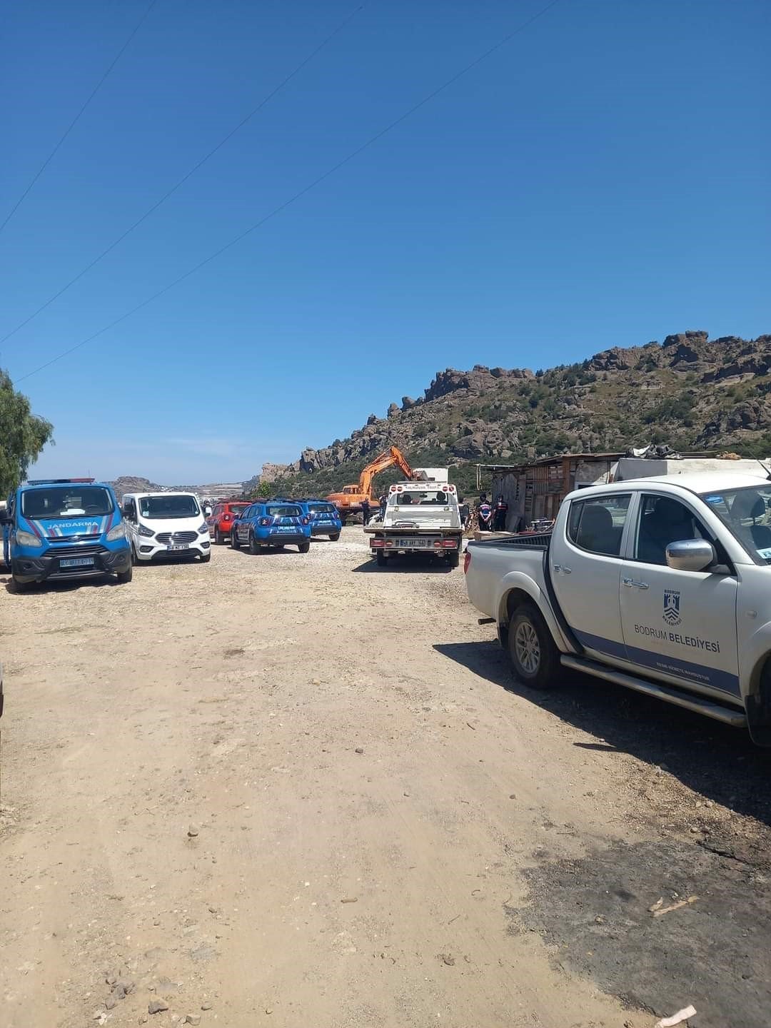 Meradaki kaçak bina ve eklentiler yıkıldı